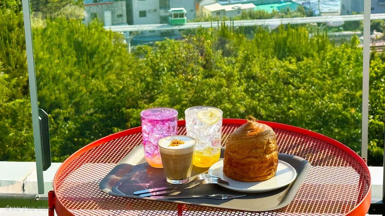 火車經過時，如同一張明信片般的美景。
藍線公園在您眼前展開。